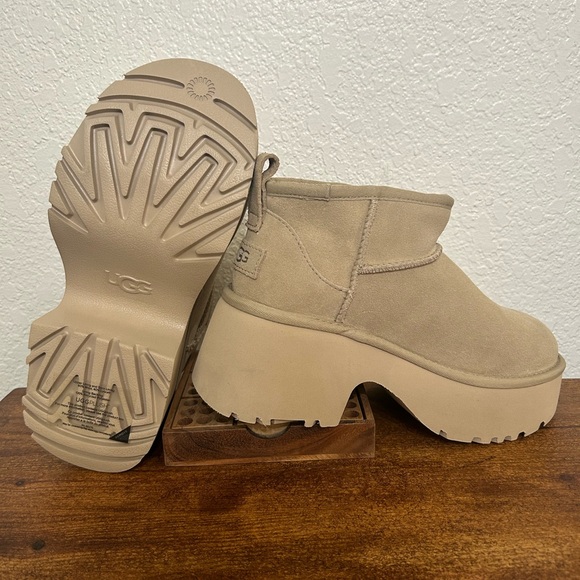 UGG® Women's Classic Ultra Mini New Heights - Picture 4 of 6